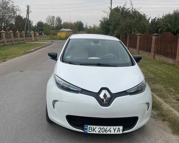 Белый Рено Зое, объемом двигателя 0 л и пробегом 58 тыс. км за 11840 $, фото 2 на Automoto.ua