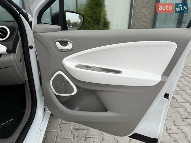 Белый Рено Зое, объемом двигателя 0 л и пробегом 127 тыс. км за 9200 $, фото 43 на Automoto.ua