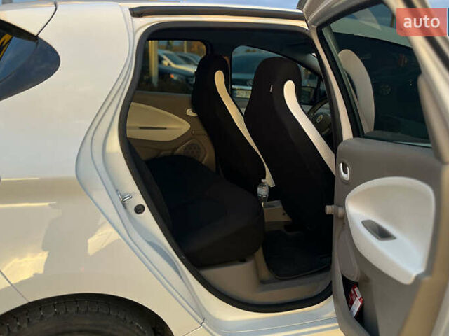 Белый Рено Зое, объемом двигателя 0 л и пробегом 153 тыс. км за 8000 $, фото 23 на Automoto.ua