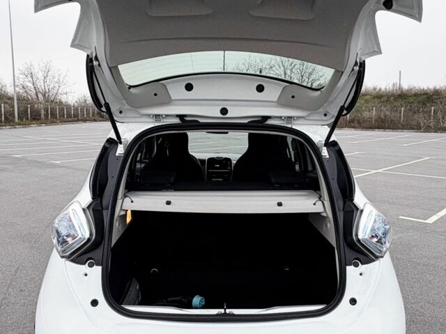 Белый Рено Зое, объемом двигателя 0 л и пробегом 37 тыс. км за 9600 $, фото 12 на Automoto.ua