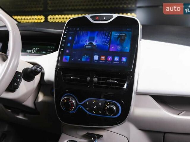 Белый Рено Зое, объемом двигателя 0 л и пробегом 18 тыс. км за 10300 $, фото 18 на Automoto.ua