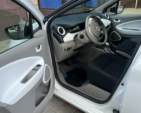 Белый Рено Зое, объемом двигателя 0 л и пробегом 53 тыс. км за 11696 $, фото 16 на Automoto.ua