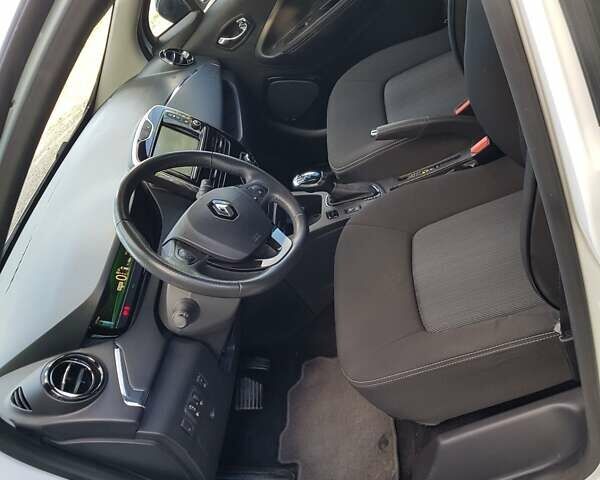 Белый Рено Зое, объемом двигателя 0 л и пробегом 95 тыс. км за 11000 $, фото 14 на Automoto.ua