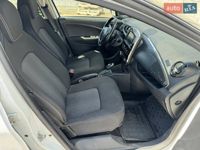 Белый Рено Зое, объемом двигателя 0 л и пробегом 120 тыс. км за 8300 $, фото 16 на Automoto.ua