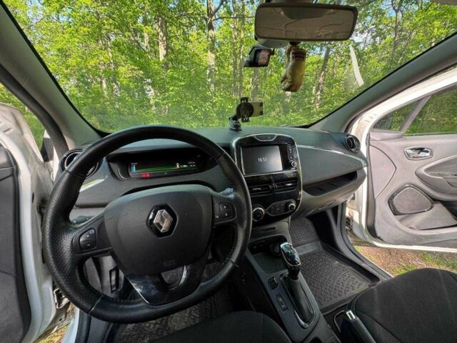 Белый Рено Зое, объемом двигателя 0 л и пробегом 51 тыс. км за 9999 $, фото 8 на Automoto.ua