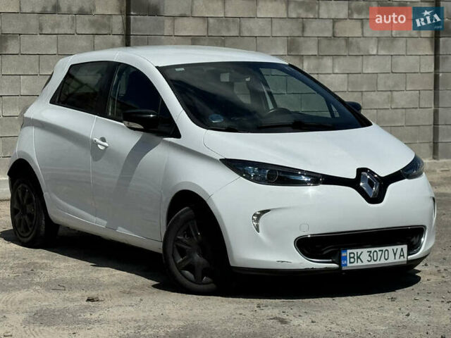 Белый Рено Зое, объемом двигателя 0 л и пробегом 120 тыс. км за 8300 $, фото 1 на Automoto.ua
