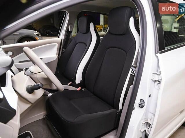 Белый Рено Зое, объемом двигателя 0 л и пробегом 18 тыс. км за 10300 $, фото 12 на Automoto.ua