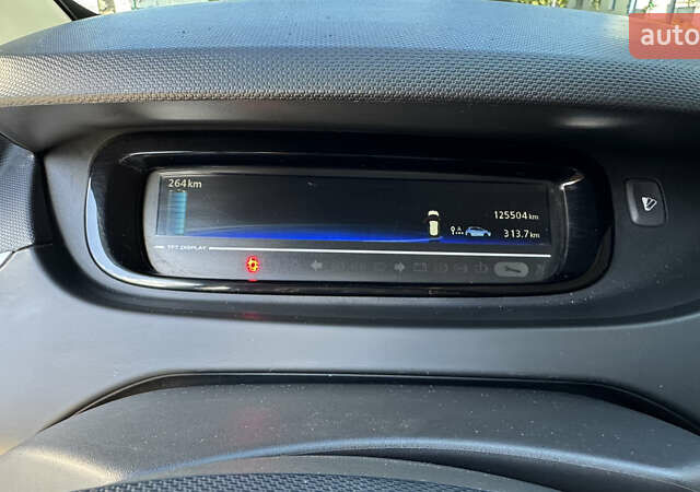 Белый Рено Зое, объемом двигателя 0 л и пробегом 125 тыс. км за 9900 $, фото 26 на Automoto.ua