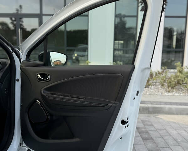 Белый Рено Зое, объемом двигателя 0 л и пробегом 73 тыс. км за 9650 $, фото 39 на Automoto.ua