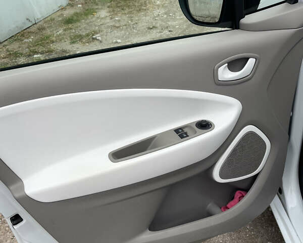 Белый Рено Зое, объемом двигателя 0 л и пробегом 78 тыс. км за 12700 $, фото 5 на Automoto.ua