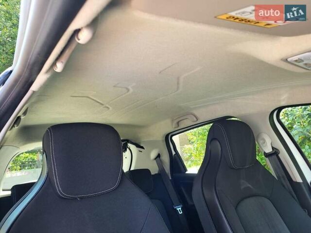 Белый Рено Зое, объемом двигателя 0 л и пробегом 157 тыс. км за 8500 $, фото 17 на Automoto.ua