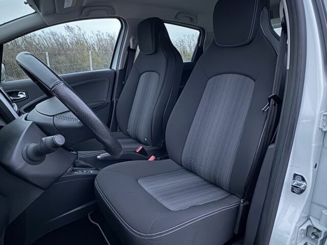 Белый Рено Зое, объемом двигателя 0 л и пробегом 37 тыс. км за 9600 $, фото 6 на Automoto.ua