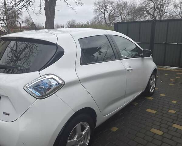 Белый Рено Зое, объемом двигателя 0 л и пробегом 117 тыс. км за 10500 $, фото 5 на Automoto.ua