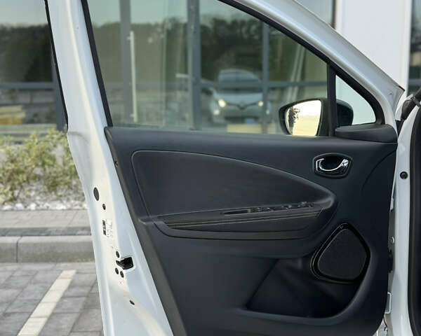 Белый Рено Зое, объемом двигателя 0 л и пробегом 73 тыс. км за 9650 $, фото 33 на Automoto.ua
