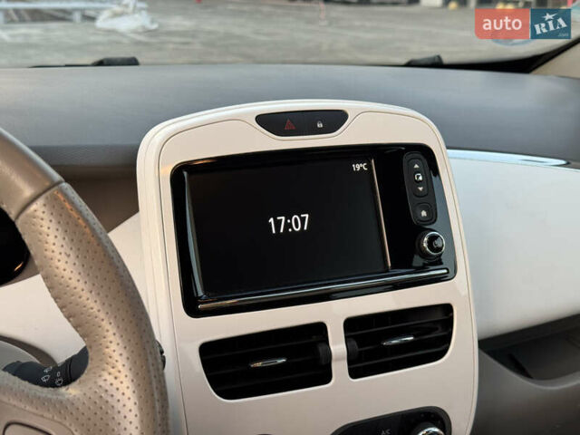 Белый Рено Зое, объемом двигателя 0 л и пробегом 70 тыс. км за 9200 $, фото 14 на Automoto.ua