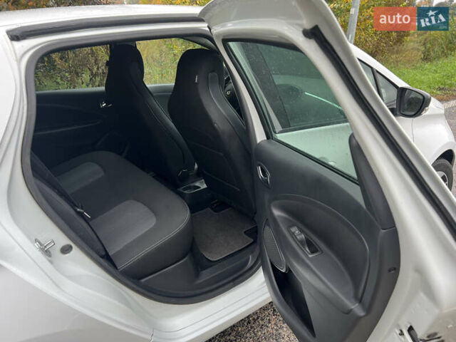 Белый Рено Зое, объемом двигателя 0 л и пробегом 150 тыс. км за 8800 $, фото 16 на Automoto.ua