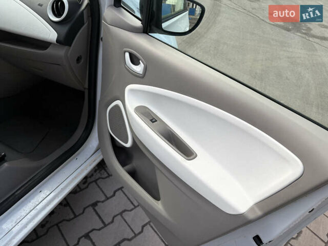 Білий Рено Зое, об'ємом двигуна 0 л та пробігом 130 тис. км за 8500 $, фото 15 на Automoto.ua