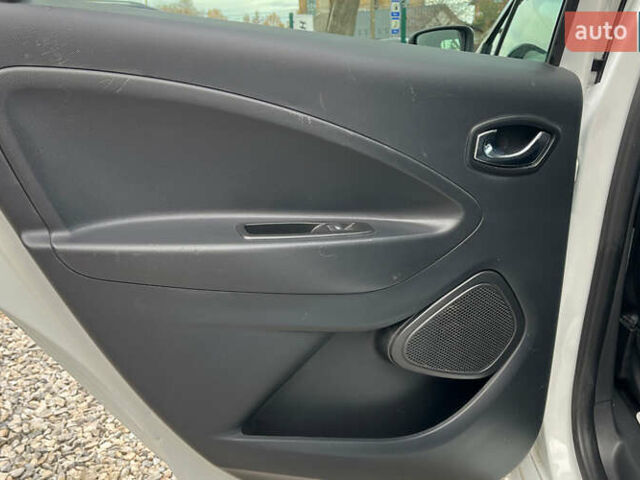 Белый Рено Зое, объемом двигателя 0 л и пробегом 140 тыс. км за 9300 $, фото 22 на Automoto.ua