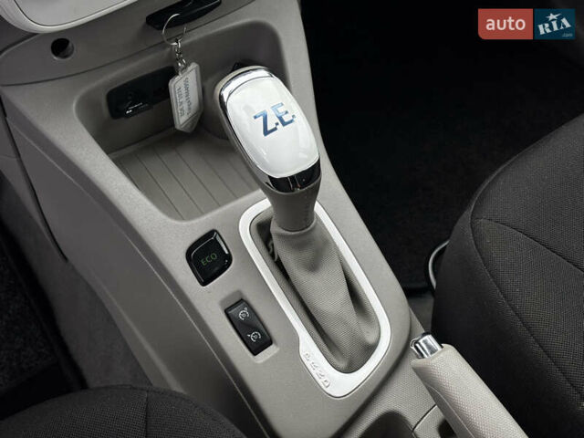 Білий Рено Зое, об'ємом двигуна 0 л та пробігом 23 тис. км за 8850 $, фото 21 на Automoto.ua