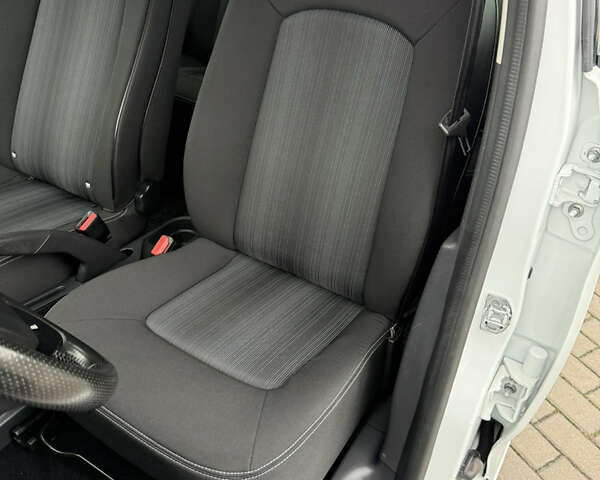 Білий Рено Зое, об'ємом двигуна 0 л та пробігом 56 тис. км за 9800 $, фото 12 на Automoto.ua