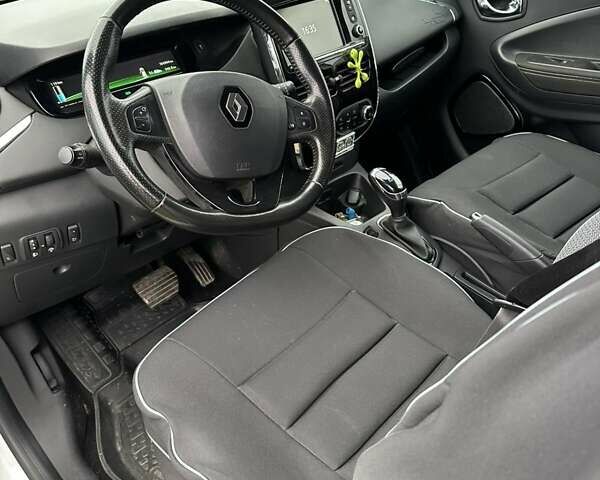 Белый Рено Зое, объемом двигателя 0 л и пробегом 105 тыс. км за 9100 $, фото 13 на Automoto.ua