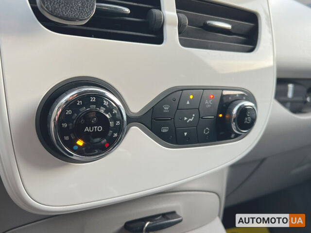 Белый Рено Зое, объемом двигателя 41 л и пробегом 95 тыс. км за 8999 $, фото 16 на Automoto.ua