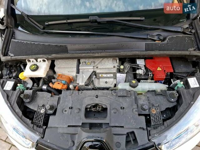 Белый Рено Зое, объемом двигателя 0 л и пробегом 129 тыс. км за 8700 $, фото 47 на Automoto.ua