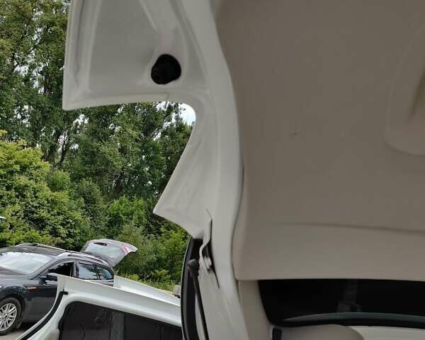 Белый Рено Зое, объемом двигателя 0 л и пробегом 190 тыс. км за 9300 $, фото 18 на Automoto.ua
