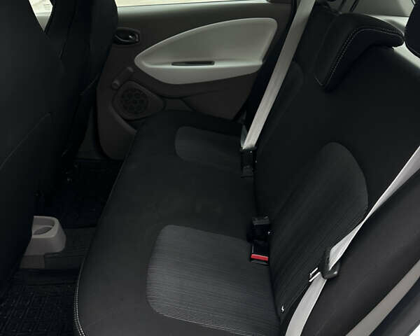 Белый Рено Зое, объемом двигателя 0 л и пробегом 96 тыс. км за 9800 $, фото 21 на Automoto.ua