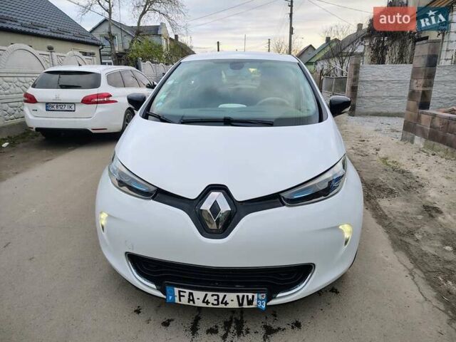 Белый Рено Зое, объемом двигателя 0 л и пробегом 90 тыс. км за 8900 $, фото 1 на Automoto.ua