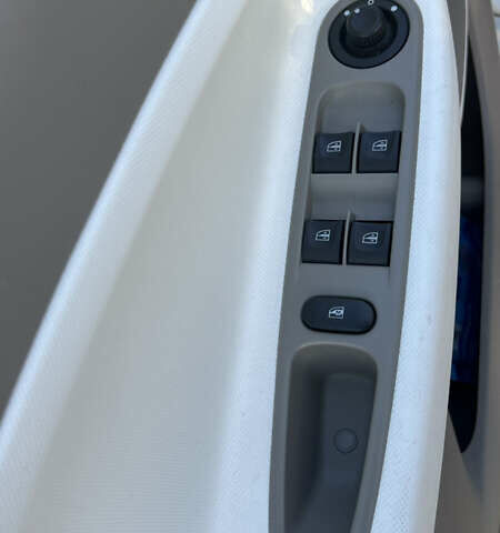 Белый Рено Зое, объемом двигателя 0 л и пробегом 85 тыс. км за 8700 $, фото 20 на Automoto.ua