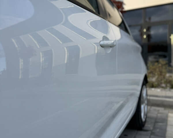 Белый Рено Зое, объемом двигателя 0 л и пробегом 75 тыс. км за 9900 $, фото 16 на Automoto.ua