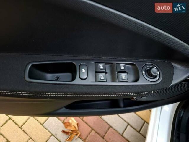 Белый Рено Зое, объемом двигателя 0 л и пробегом 129 тыс. км за 8700 $, фото 34 на Automoto.ua