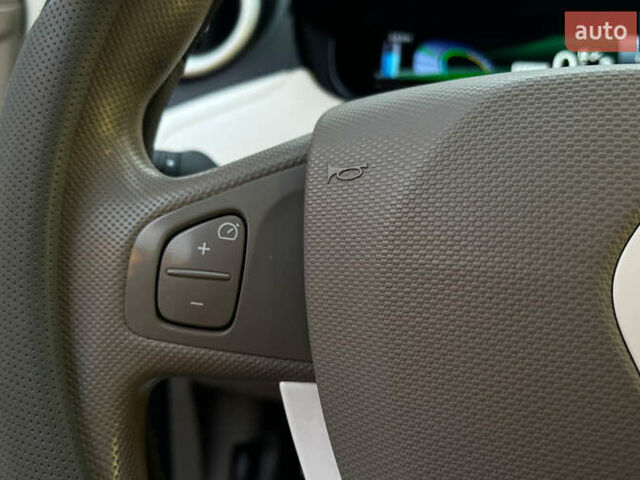 Белый Рено Зое, объемом двигателя 0 л и пробегом 153 тыс. км за 8000 $, фото 12 на Automoto.ua