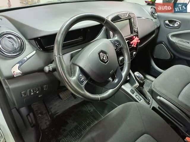 Белый Рено Зое, объемом двигателя 0 л и пробегом 68 тыс. км за 7800 $, фото 12 на Automoto.ua