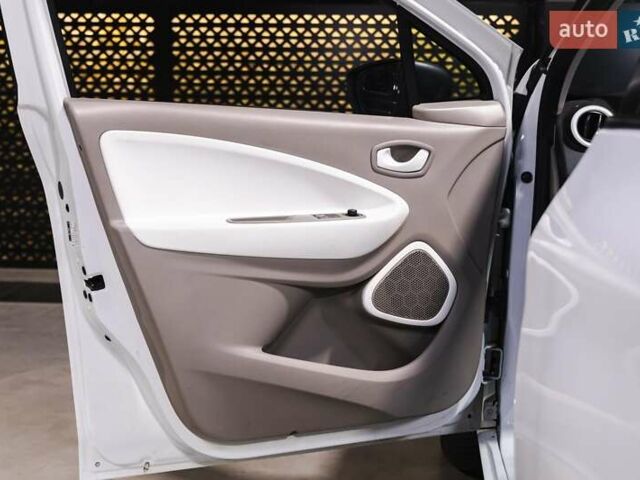 Белый Рено Зое, объемом двигателя 0 л и пробегом 18 тыс. км за 10300 $, фото 10 на Automoto.ua