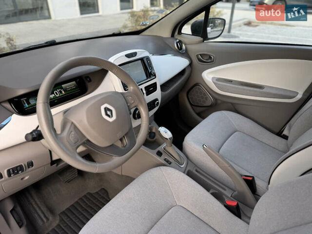 Белый Рено Зое, объемом двигателя 0 л и пробегом 75 тыс. км за 9900 $, фото 32 на Automoto.ua
