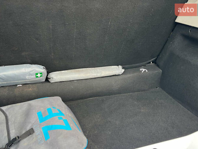 Белый Рено Зое, объемом двигателя 0 л и пробегом 140 тыс. км за 9300 $, фото 24 на Automoto.ua