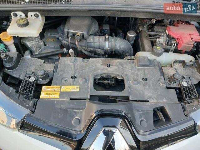 Белый Рено Зое, объемом двигателя 0 л и пробегом 64 тыс. км за 9200 $, фото 24 на Automoto.ua