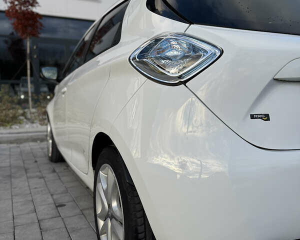 Белый Рено Зое, объемом двигателя 0 л и пробегом 75 тыс. км за 9900 $, фото 22 на Automoto.ua