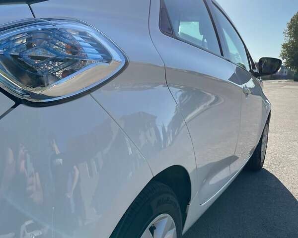 Белый Рено Зое, объемом двигателя 0 л и пробегом 160 тыс. км за 8200 $, фото 8 на Automoto.ua