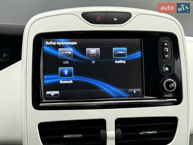Белый Рено Зое, объемом двигателя 0 л и пробегом 127 тыс. км за 9200 $, фото 55 на Automoto.ua