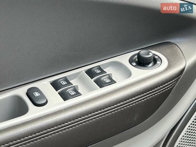 Белый Рено Зое, объемом двигателя 0 л и пробегом 120 тыс. км за 10500 $, фото 7 на Automoto.ua