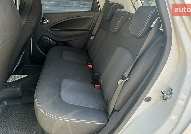 Белый Рено Зое, объемом двигателя 0 л и пробегом 125 тыс. км за 9900 $, фото 14 на Automoto.ua