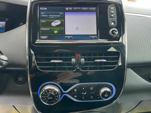 Белый Рено Зое, объемом двигателя 0 л и пробегом 140 тыс. км за 9300 $, фото 10 на Automoto.ua