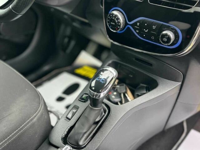 Белый Рено Зое, объемом двигателя 0 л и пробегом 140 тыс. км за 9300 $, фото 12 на Automoto.ua