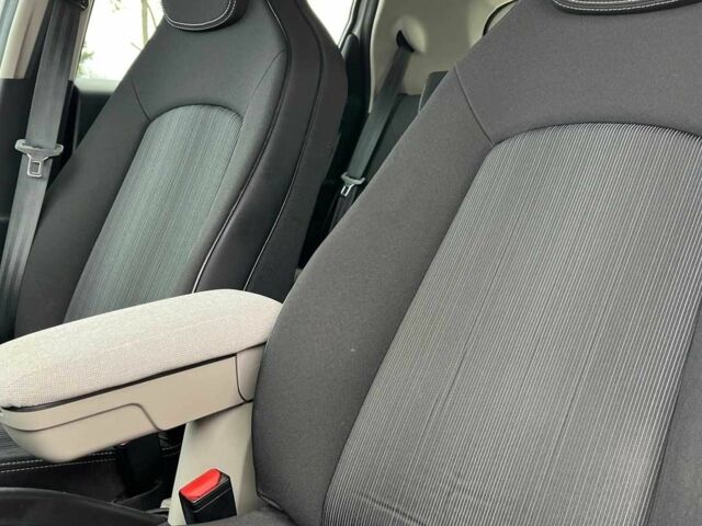 Белый Рено Зое, объемом двигателя 0 л и пробегом 140 тыс. км за 9300 $, фото 17 на Automoto.ua