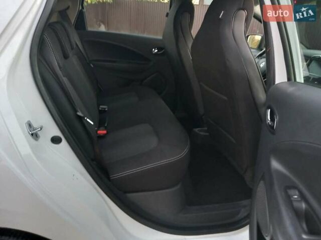Белый Рено Зое, объемом двигателя 0 л и пробегом 39 тыс. км за 10900 $, фото 25 на Automoto.ua