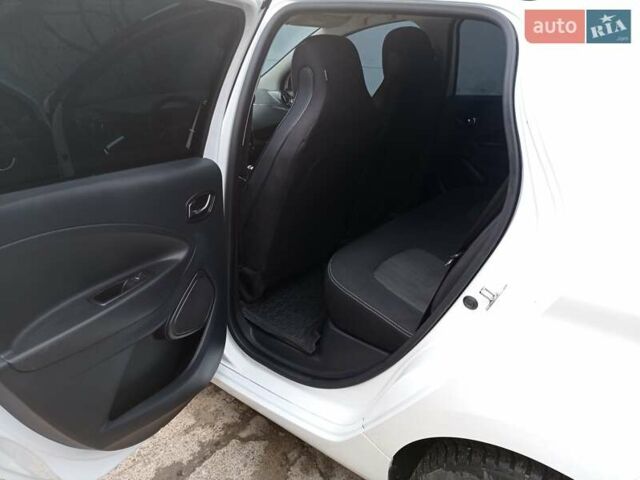 Белый Рено Зое, объемом двигателя 0 л и пробегом 145 тыс. км за 9100 $, фото 5 на Automoto.ua