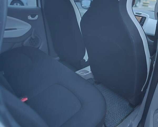 Белый Рено Зое, объемом двигателя 0 л и пробегом 122 тыс. км за 9000 $, фото 13 на Automoto.ua